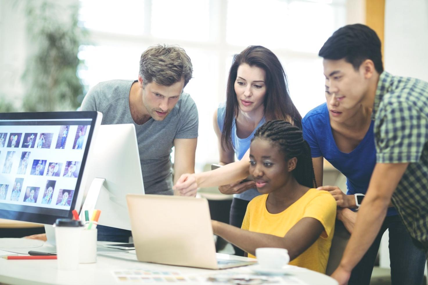 Teilnehmer während einer praktischen SEO Übung